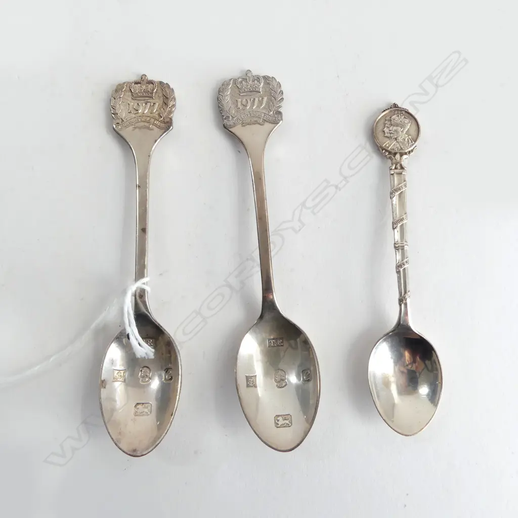 2 QEII 1977 SILVER JUBILEE SPOONS + 1935 SILVER JUBILEE, 43gms Image 1++