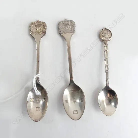 2 QEII 1977 SILVER JUBILEE SPOONS + 1935 SILVER JUBILEE, 43gms