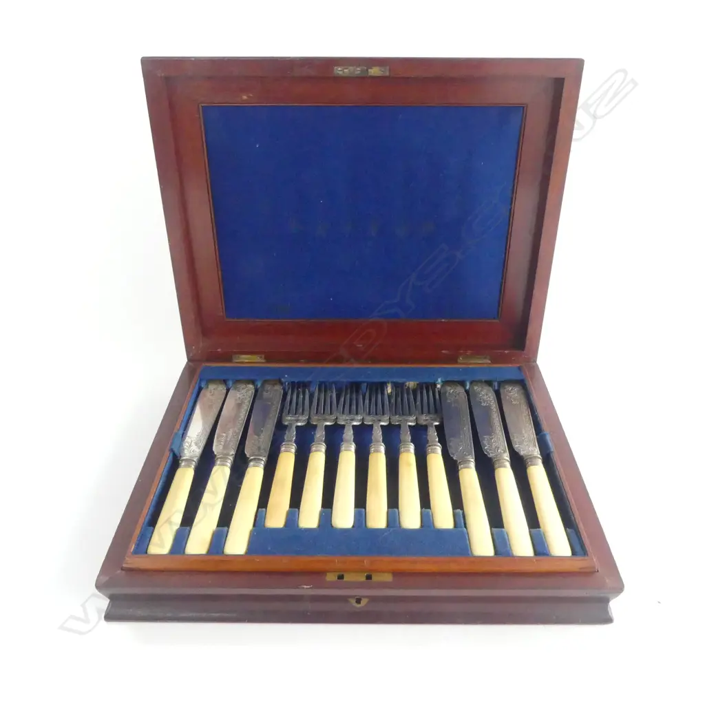12 PCE ANTIQUE EP FISH SET, MAHOGANY CASE W.345mm Image 1++