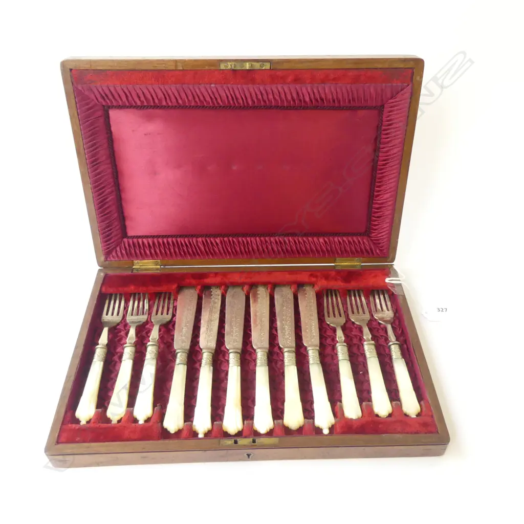 CASED 12 PCE FISH SET, MoP HANDLES W.355mm Image 1++