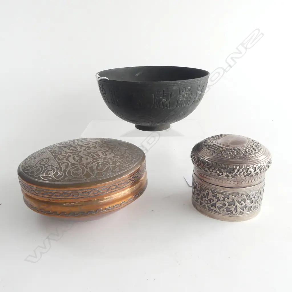 3 ROUND BOWLS OLD CHINESE IRON BOWL Dia 165mm SILVER INLAY LIDDED ISLAMIC COPPER AND LIDDED SILVER INDIAN BOWL Dia 80mm  Image 1++