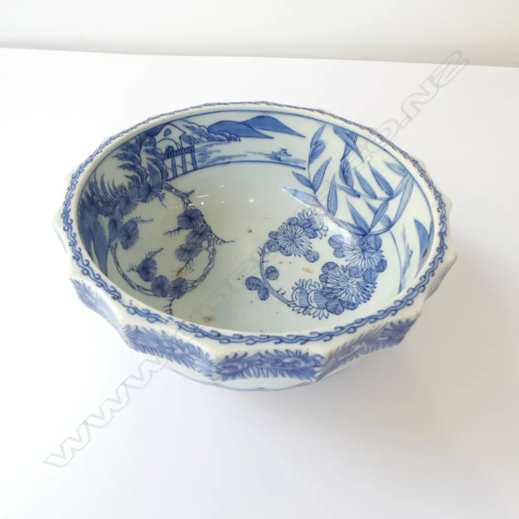 OLD CHINESE HAND PAINTED PORCELAIN BOWL w SCALLOPED EDGE, Dia.210mm, signed to base Image 1++