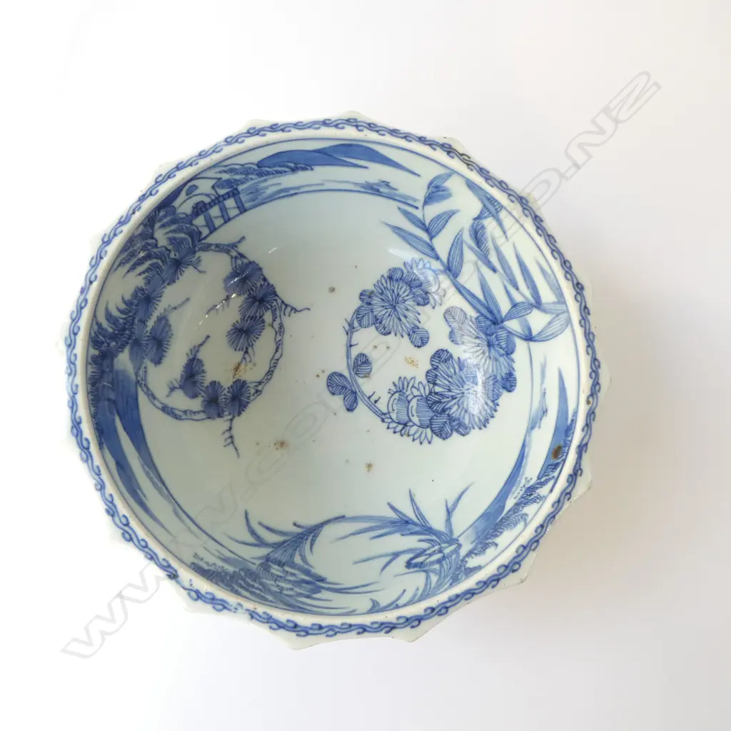 OLD CHINESE HAND PAINTED PORCELAIN BOWL w SCALLOPED EDGE, Dia.210mm, signed to base Image 1++