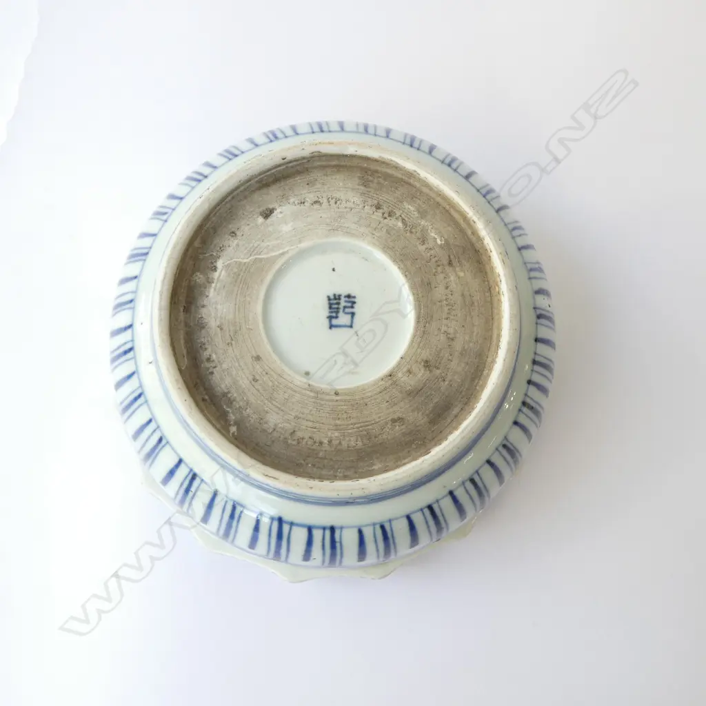 OLD CHINESE HAND PAINTED PORCELAIN BOWL w SCALLOPED EDGE, Dia.210mm, signed to base Image 1++