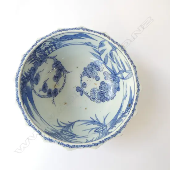 OLD CHINESE HAND PAINTED PORCELAIN BOWL w SCALLOPED EDGE, Dia.210mm, signed to base