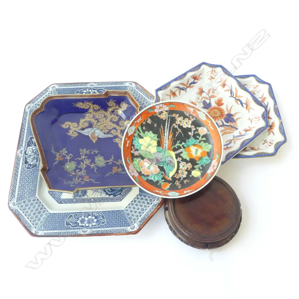 5 ORIENTAL DISHES & PLATES, L.340mm (largest) & WOODEN STAND Image 1++