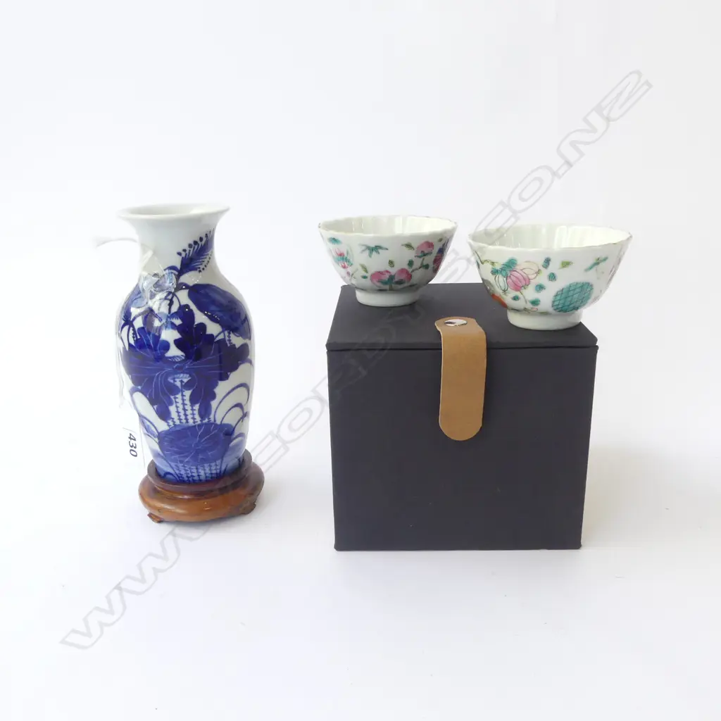 ORIENTAL B/W VASE ON STAND H.155mm + PR TEA CUPS, BOXED Image 1++