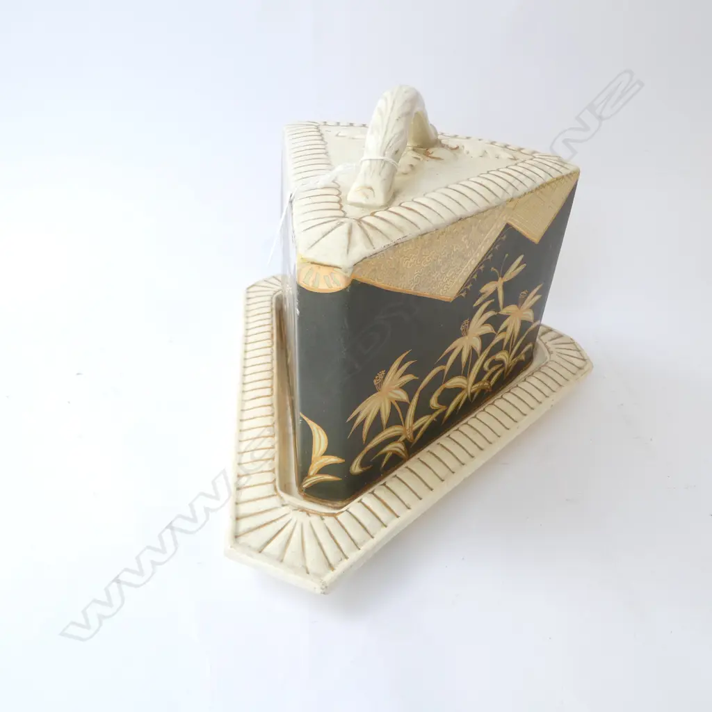 LARGE VICT CHEESE WEDGE L290MM Image 1++