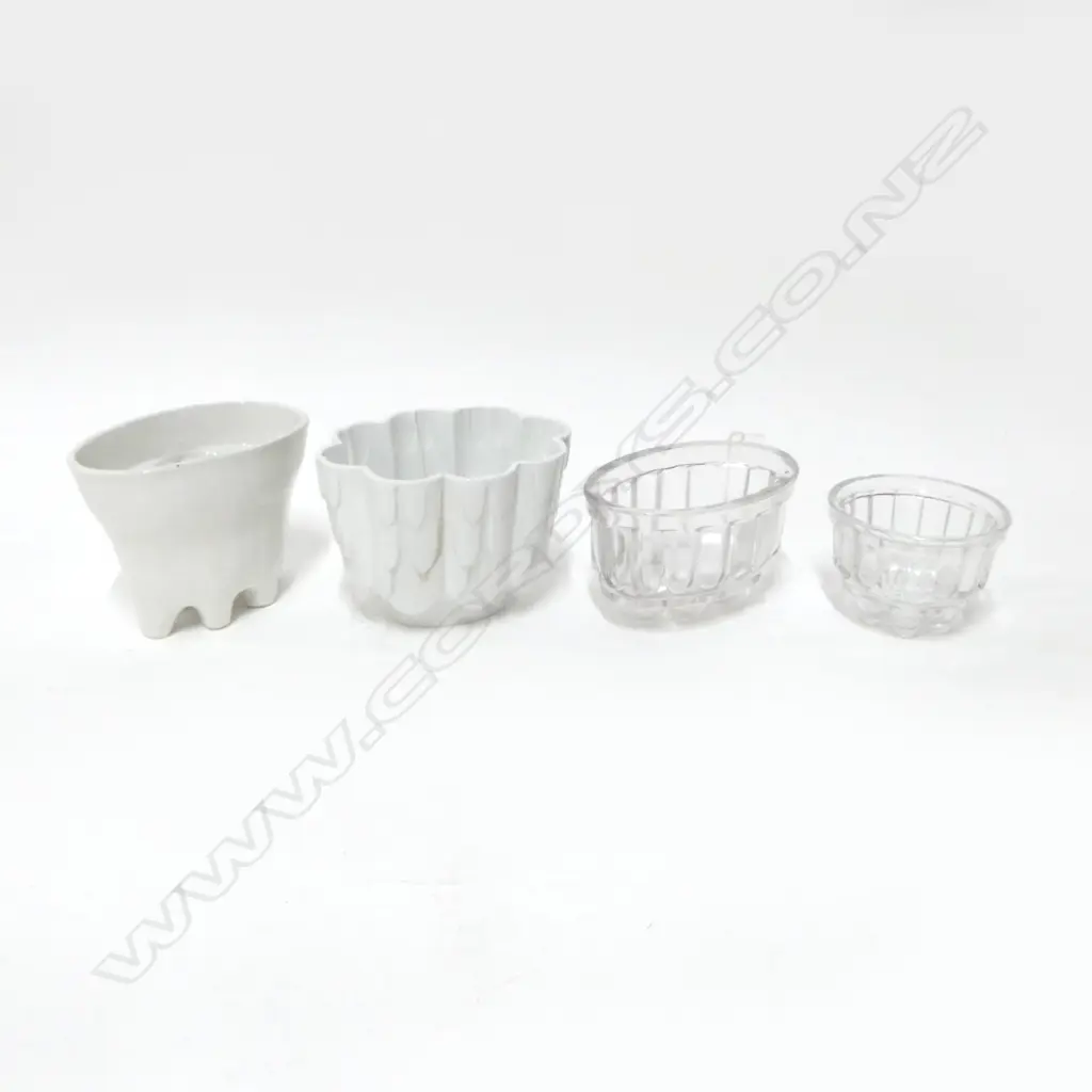 4 VINTAGE JELLY MOULDS 2 GLASS DIA120MM 2 CHINA SHELLY ONE AF Image 1++