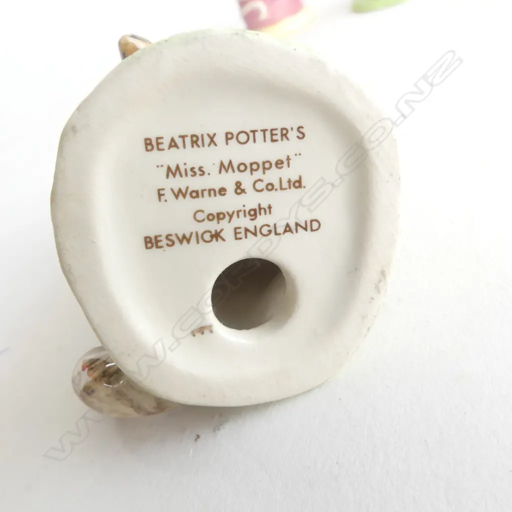 3 BESWICK BEATRIX POTTER FIGURINES (sml size) H.85mm (tallest) & LILLIPUT LANE ROSE COTTAGE L.100mm Image 1++