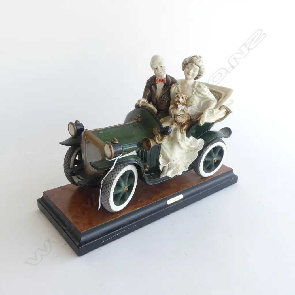 G ARMANI FIGURE GROUP IN VINTAGE CAR L310MM Image 1++