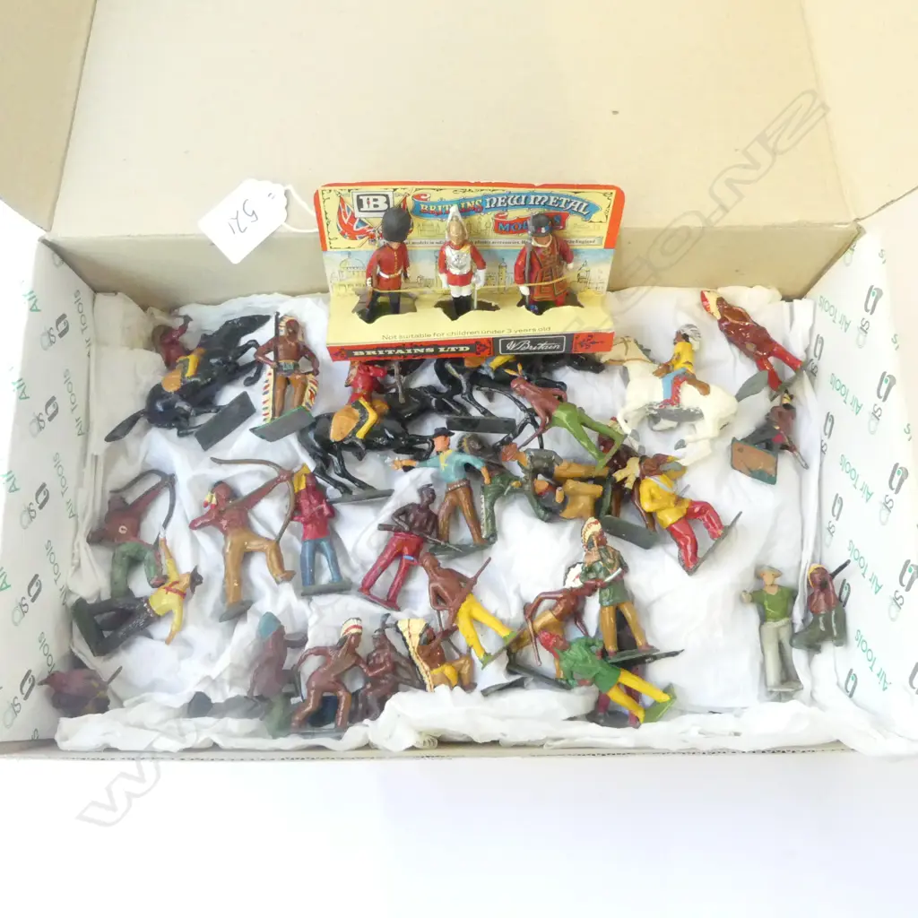 BOX LARGE QUANTITY LEAD INDIANS &COWBOYS WITH BRITAINS 3 SET BEEFEATER DRAGOON & PALACE Image 1++