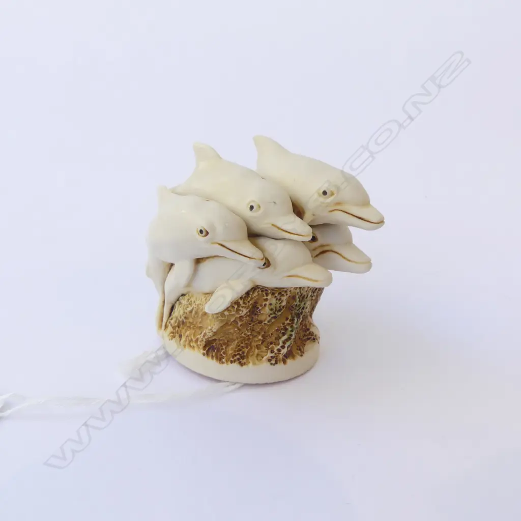 CARVED BONE DOLPHIN FIGURE GROUP SNUFF BOX; STAMPED BASE, INTERNAL SIGNATURE, H.55mm Image 1++