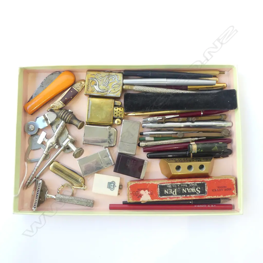 TRAY VINTAGE COLLECTABLES; LIGHTERS, RAZOR, RAZOR BLADES, POCKET KNIVES & VARIOUS PENS/PENCILS Image 1++