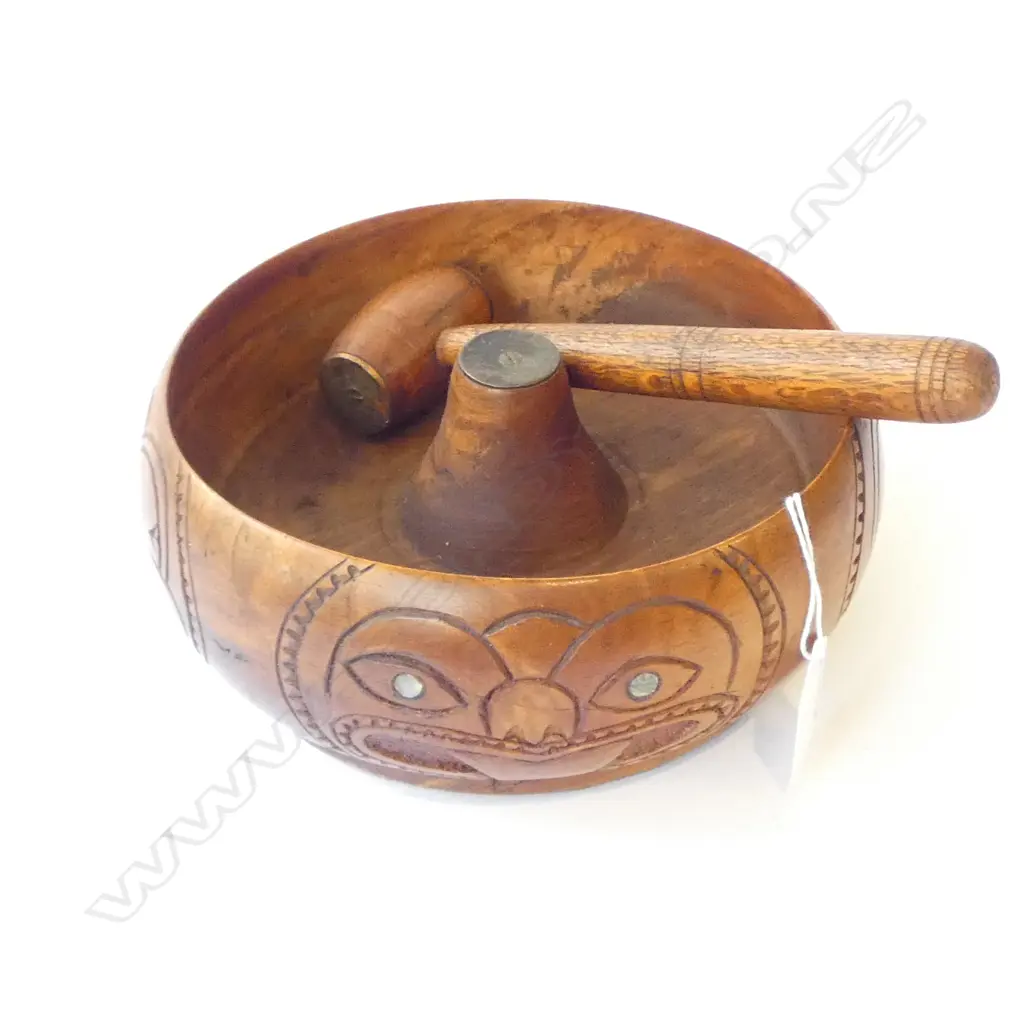 VINTAGE MAORI WOODEN CARVED NUT BOWL W. ORIGINAL HAMMER, D.180MM  Image 1++