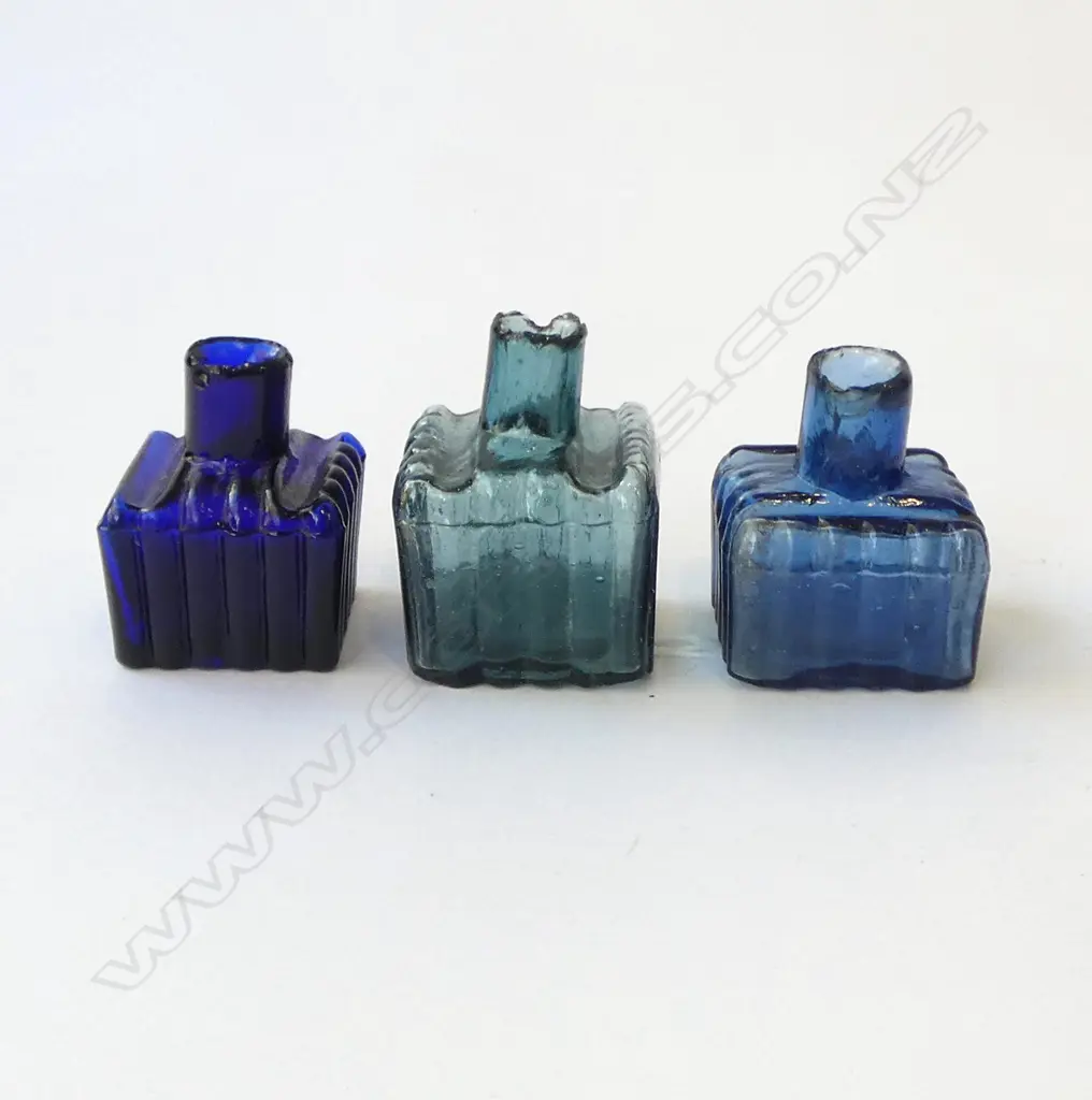 THREE ANTIQUE BLUE GLASS INK BOTTLES SHEAR TOP, L.40-45MM, H.55-65MM Image 1++