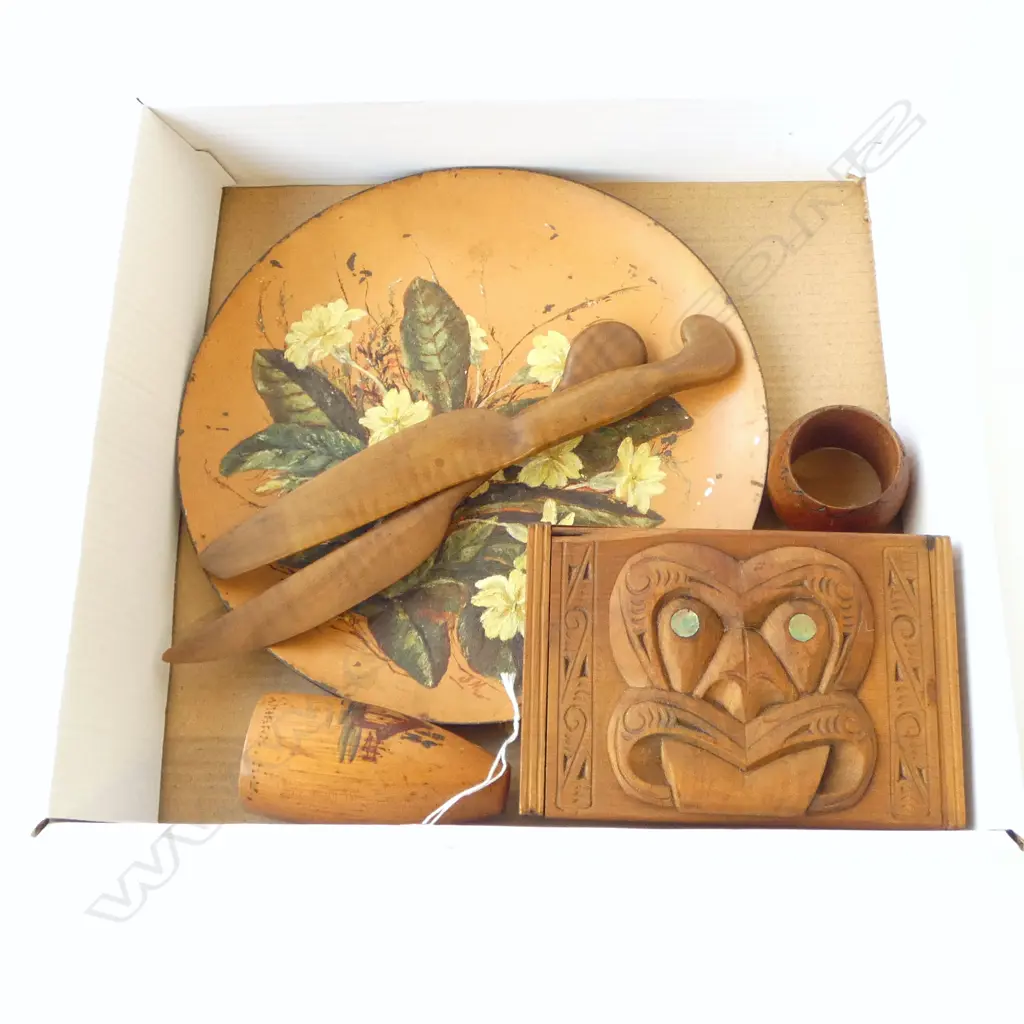 2 PURIRI LETTER KNIVES, MAORI CARVED BOX (CHIP), HANDPAINTED PLAQUE, ETC Image 1++