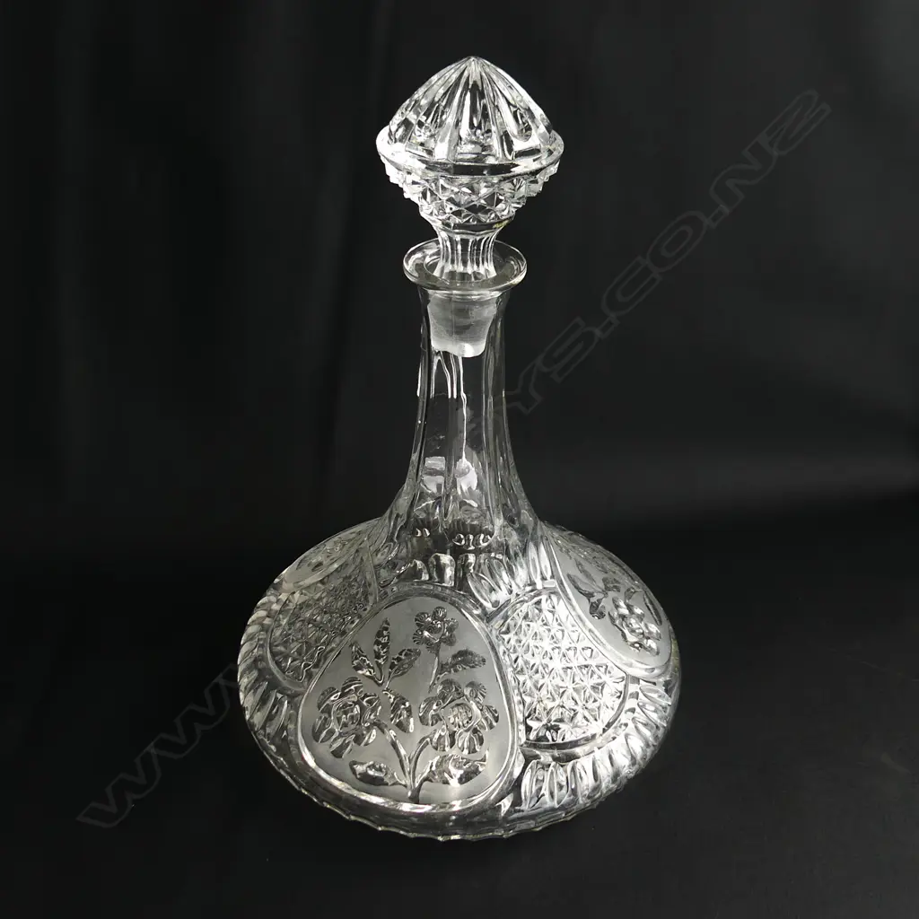 DECORATIVE GLASS SHIP'S DECANTER Image 1++