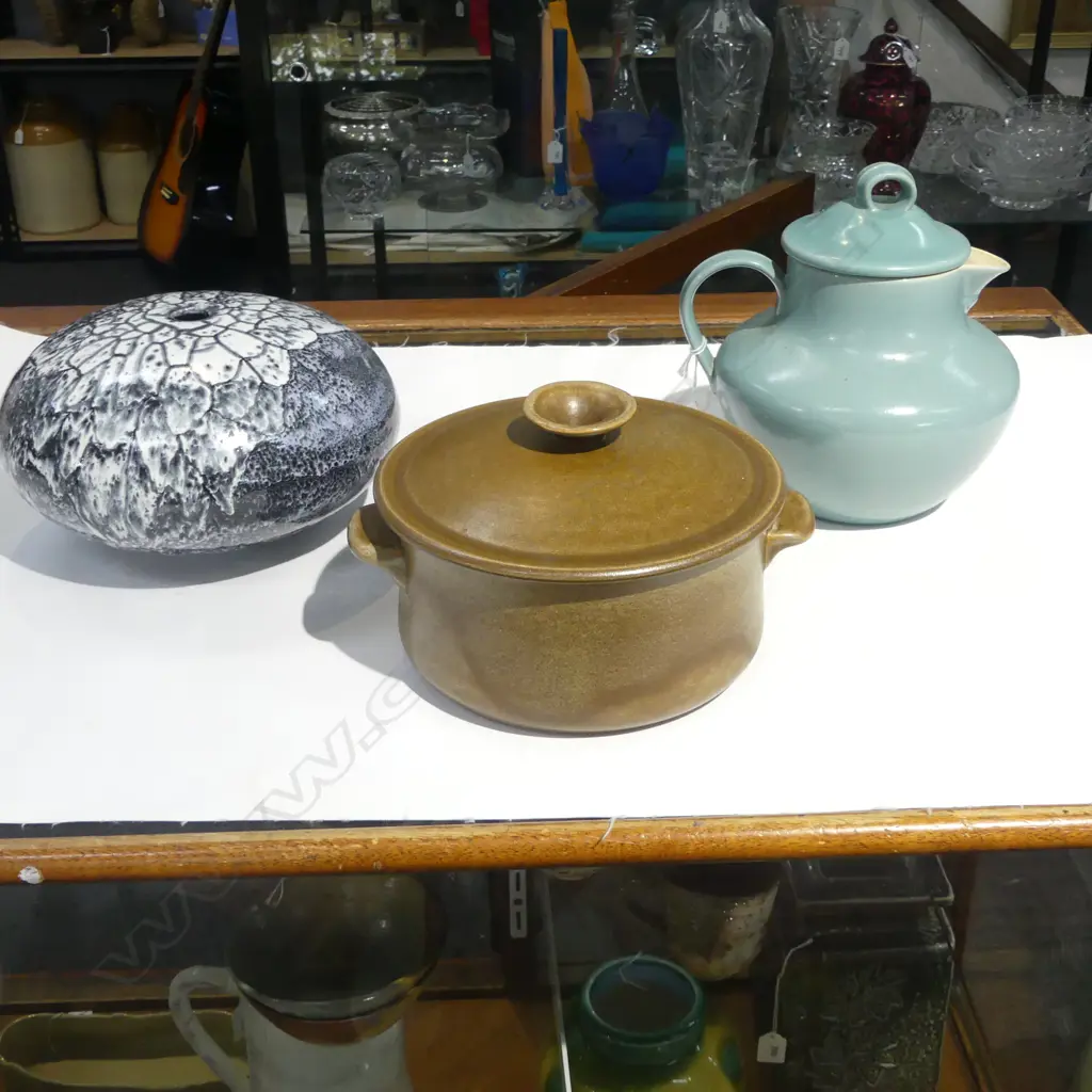THREE PCES POTTERY; TEMUKA CROCK, BUCHAN JUG & UNMARKED ORB VASE Image 1++