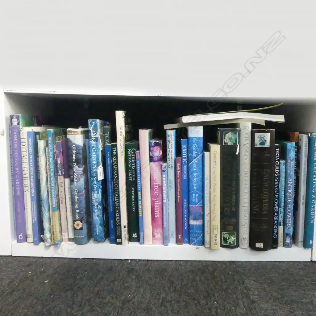 ASSORTED COLLECTION OF GARDENING BOOKS Image 1++