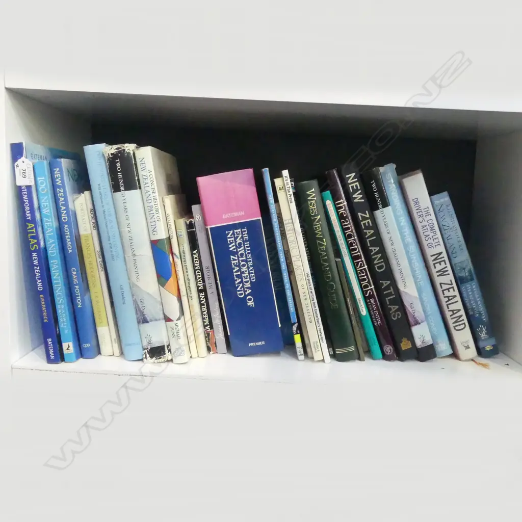 ASSORTED COLLECTION OF NZ / ART BOOKS Image 1++