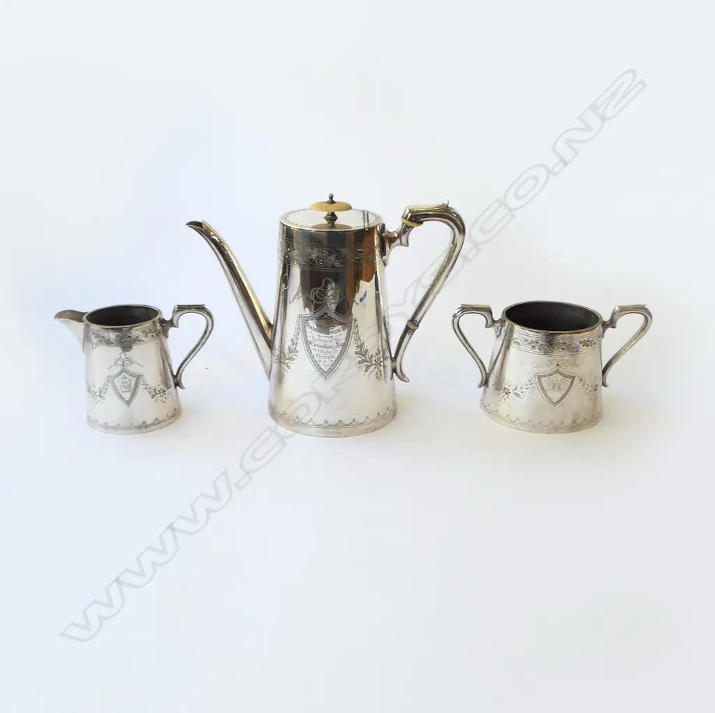 MASONIC PRESENTATION 3PC TEA SET ‘NEWTON MARK LODGE 1914’ EPNS, H.220MM Image 1++