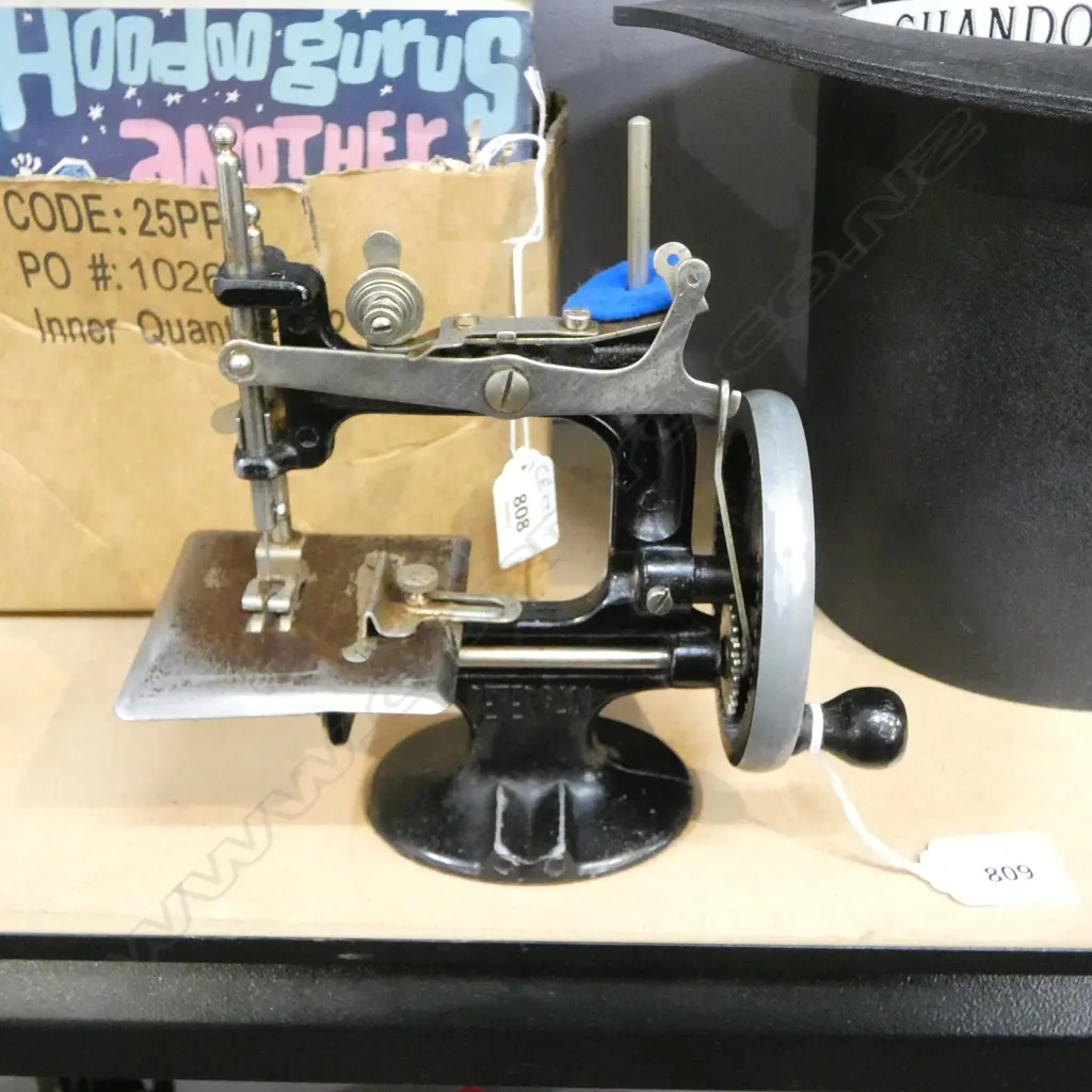 'PETER PAN' MINIATURE SEWING MACHINE H.175mm Image 1++