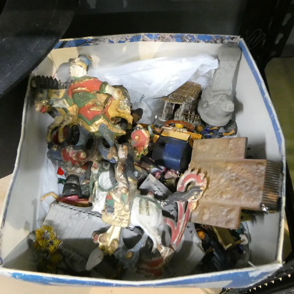 ASST. CHINESE CERAMIC FIGURES, BUILDINGS ETC Image 1++