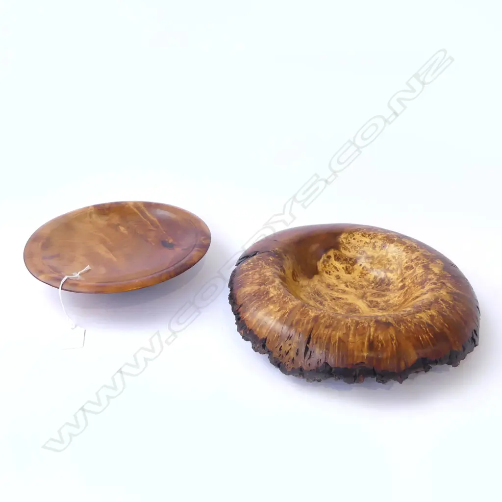 FIDDLEBACK KAURI DISH by RICK TAYLOR + PEPPER TREE BURR BOWL Dia.280mm Image 1++