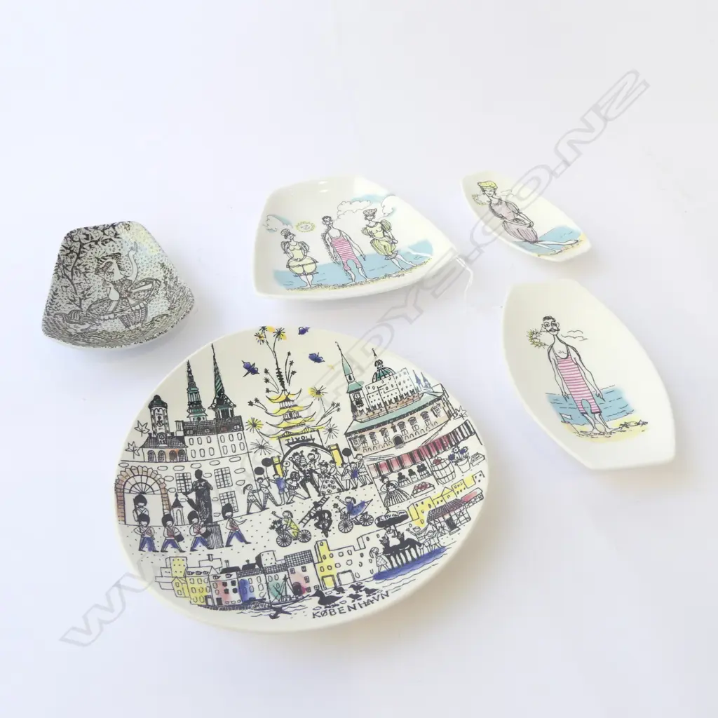 THREE 'THE GAY NINETIES' PIN DISHES + 2 DANISH DESIGN DISHES; LARGEST W.180mm Image 1++