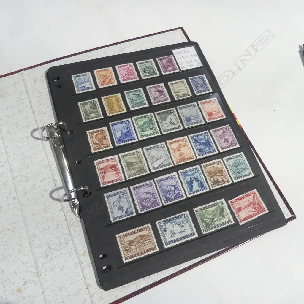AUSTRIA / WORLD STAMP ALBUM Image 1++
