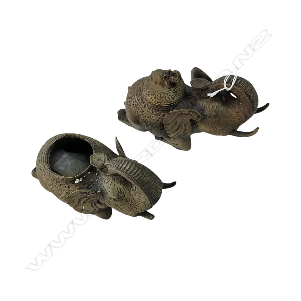 2 INDIAN BRASS ELEPHANTS trunks auspiciously raised only 1 lidded L.185mm Image 1++