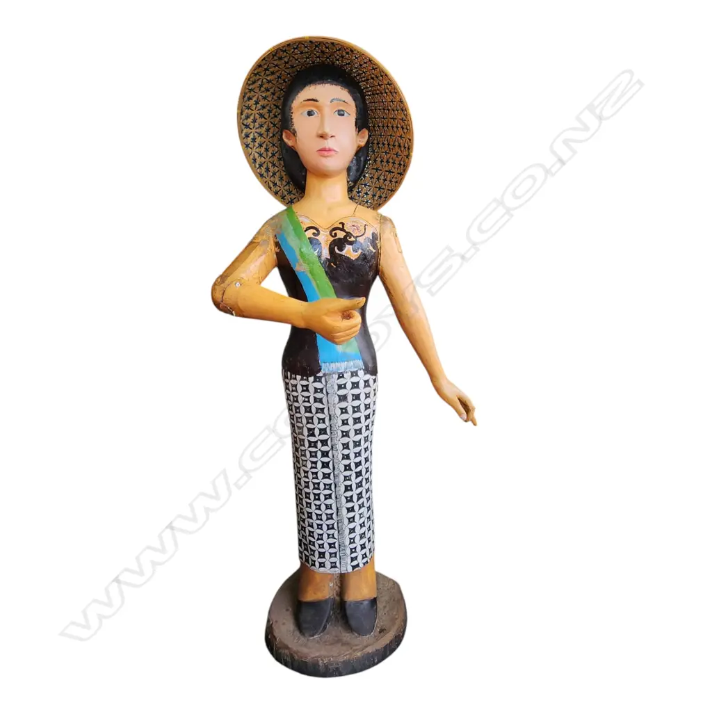 TALL FLOOR STANDING CARVED & PAINTED WOOD THAI WOMAN FIGURE w straw hat. H.1400mm. Ex. Monsoon Poon restaurant Auckland Image 1++