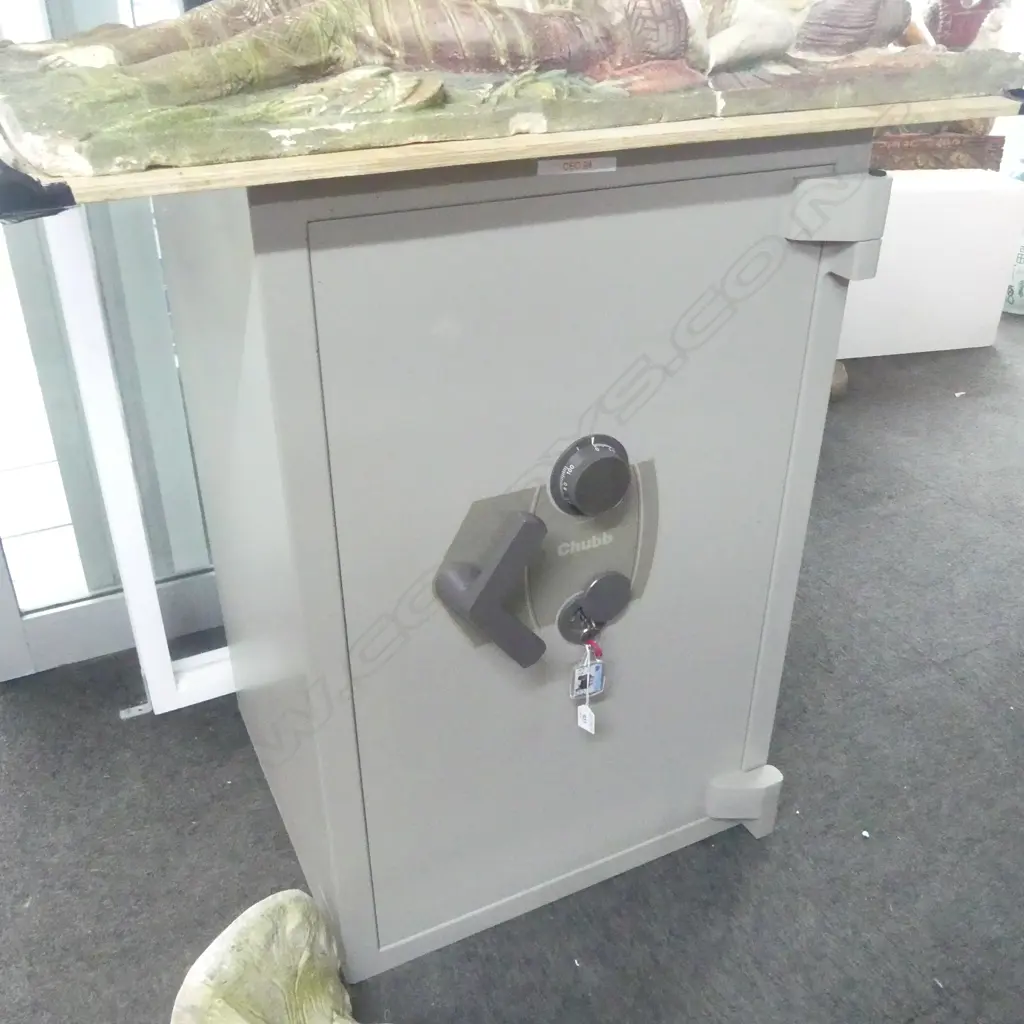 CHUBB SAFE w. KEY 630x615x980mm... Image 1++