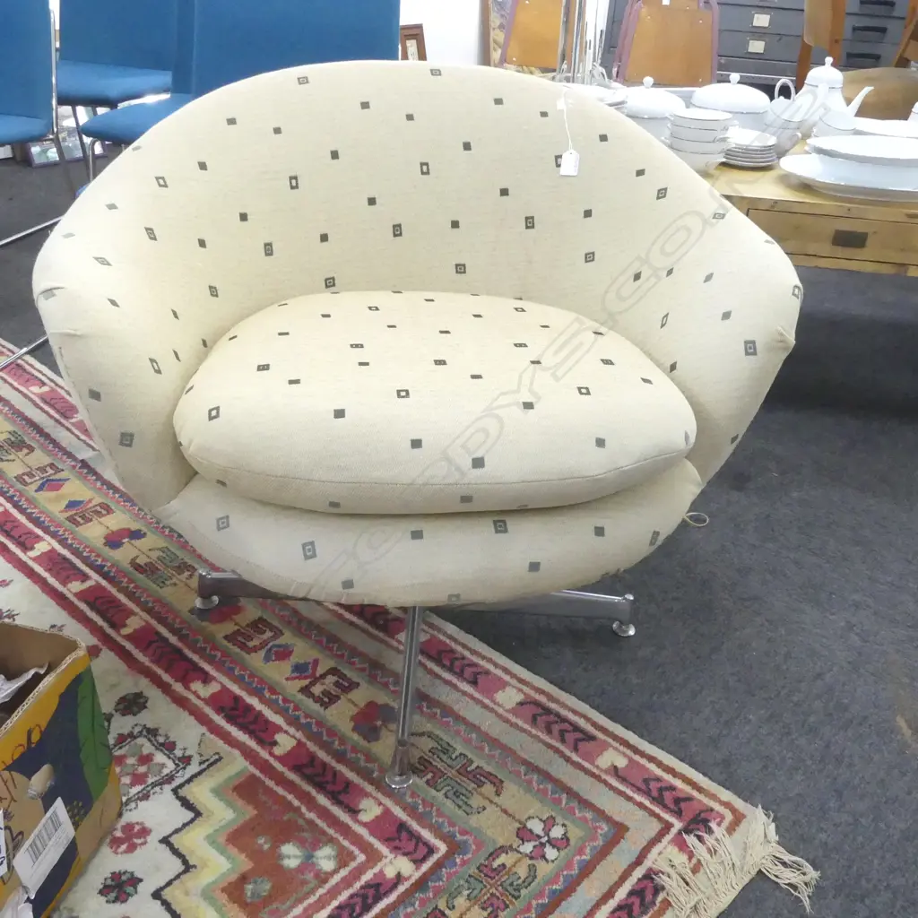 VINTAGE UPHOLSTERED SWIVEL CHAIR Image 1++
