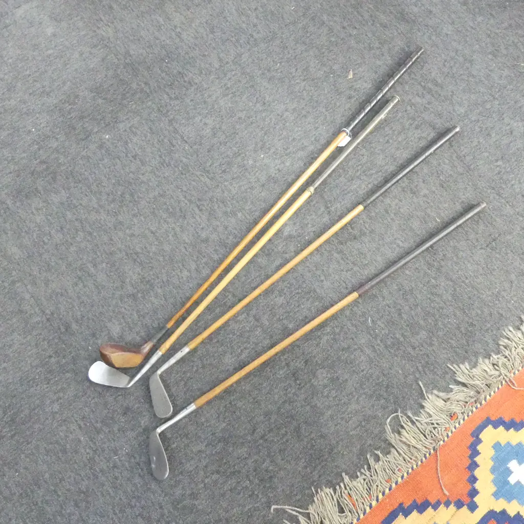 FOUR VINTAGE HICKORY GOLF CLUBS L.1090mm Image 1++