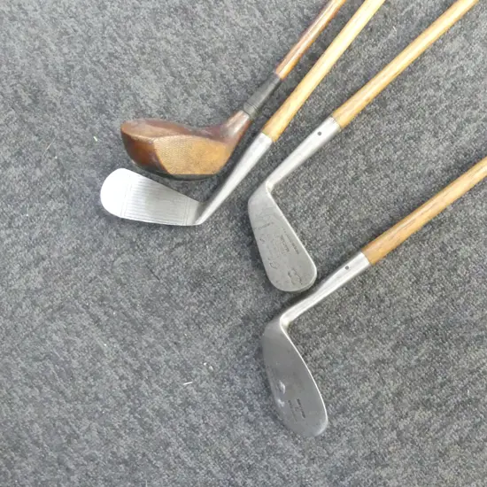 FOUR VINTAGE HICKORY GOLF CLUBS L.1090mm