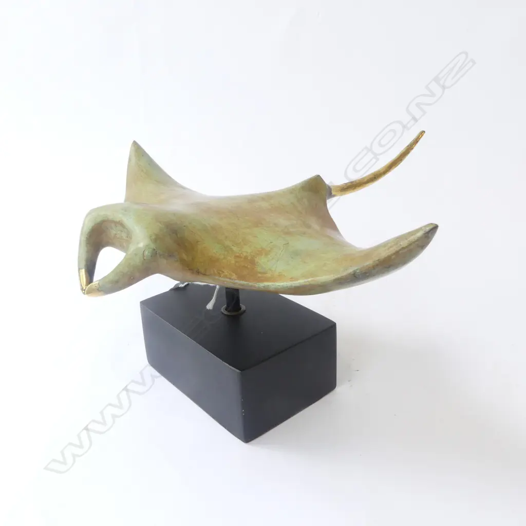 BRONZE STINGRAY ON STAND W.295mm Image 1++