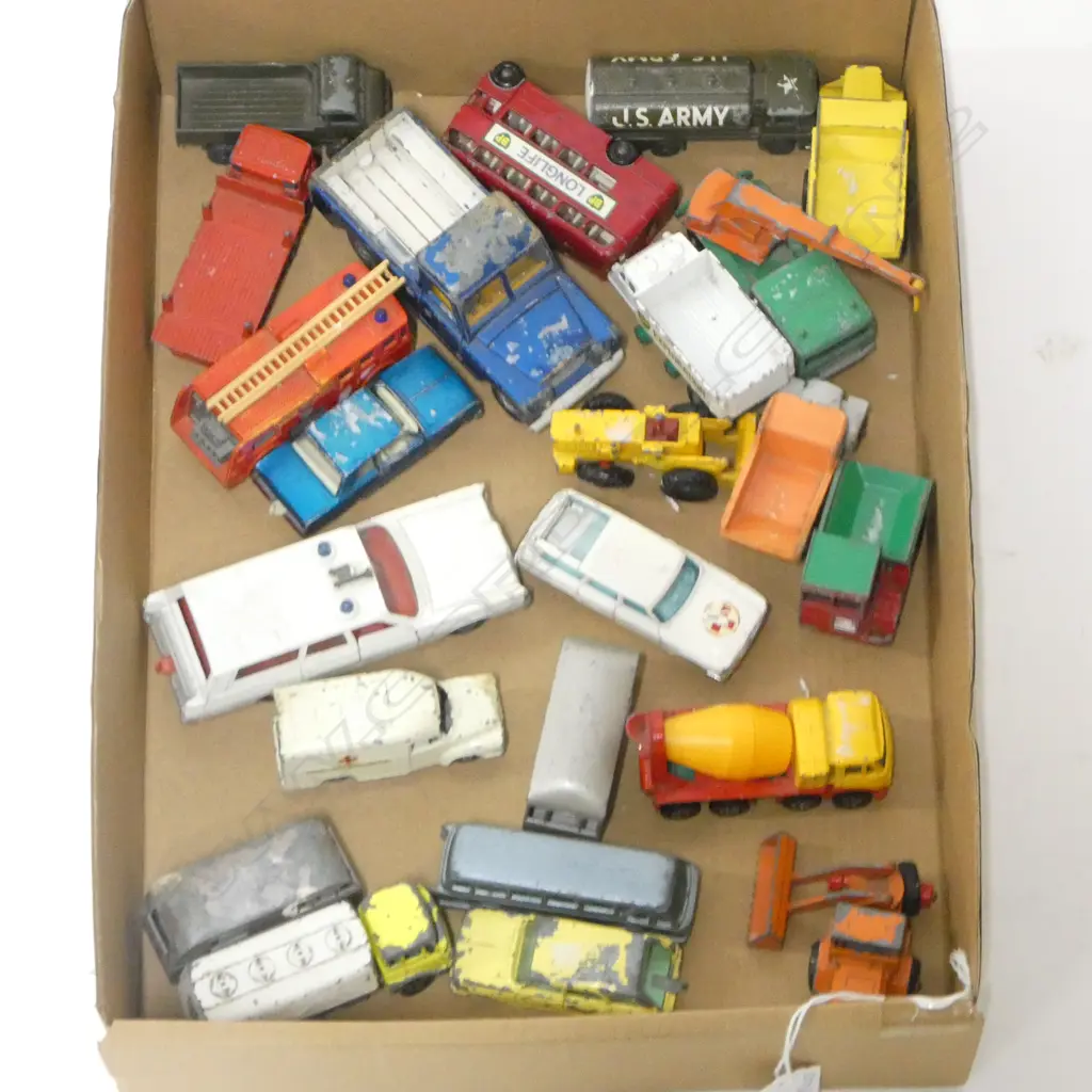 TRAY OF 20PLUS DIE CAST MATCHBOX CARS TRAILERS ETC Image 1++