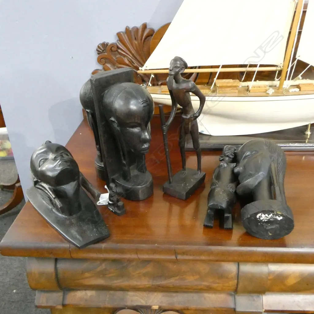 5 CARVED WOODEN AFRICAN FIGURES (SMALLEST H.55mm) + PR BOOKENDS H.220m  Image 1++