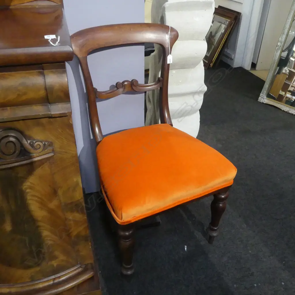 ANTIQUE UPHOLSTERED CHAIR Image 1++