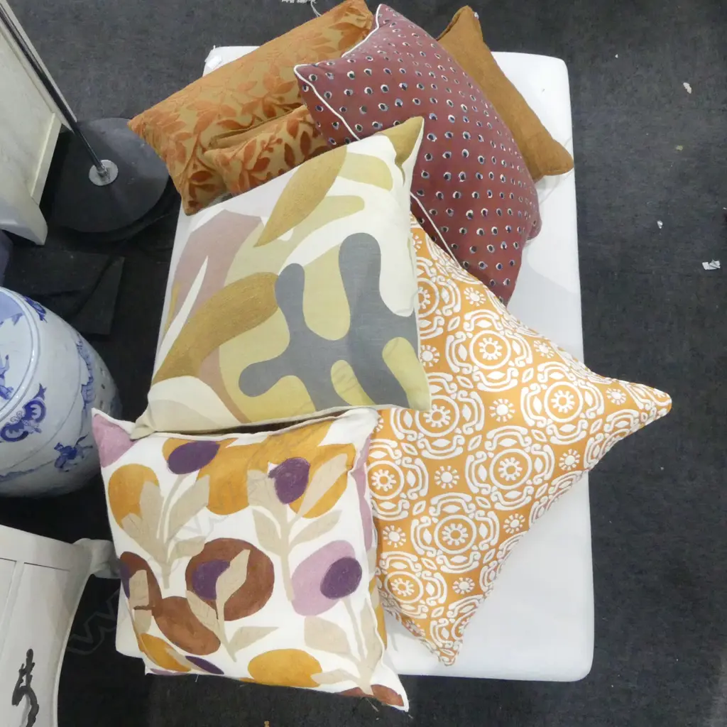 7 ASST. CUSHIONS Image 1++