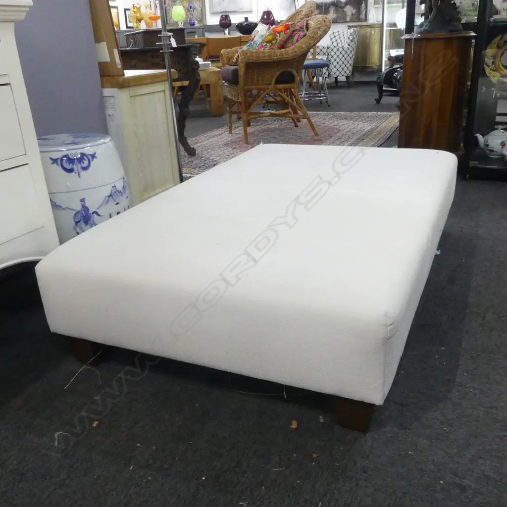LG OTTOMAN WHITE FABRIC 1300x830x300mm Image 1++