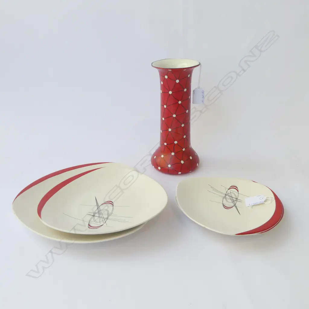 4 CARLTON WARE 'ORBIT' PLATES & RED 'EMPIRE' VASE H.230mm Image 1++