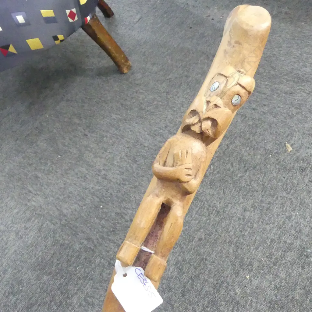 CARVED FOLK ART STYLE WALKING STICK w. MAORI FIGURE CARVED BELOW HANDLE L.875mm Image 1++