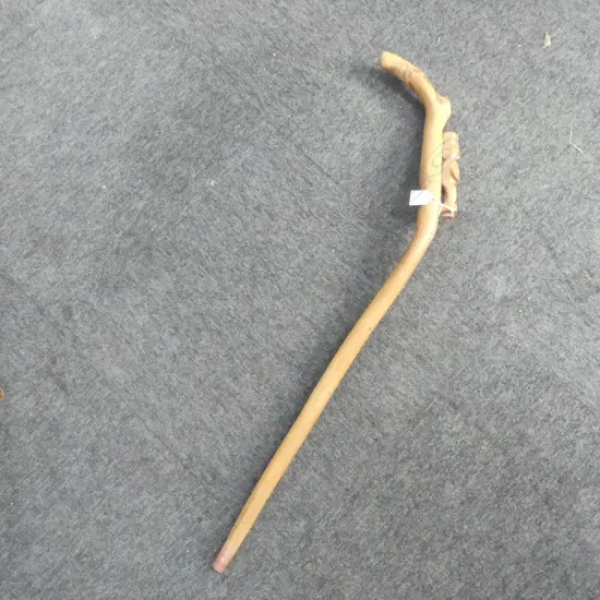 CARVED FOLK ART STYLE WALKING STICK w. MAORI FIGURE CARVED BELOW HANDLE L.875mm