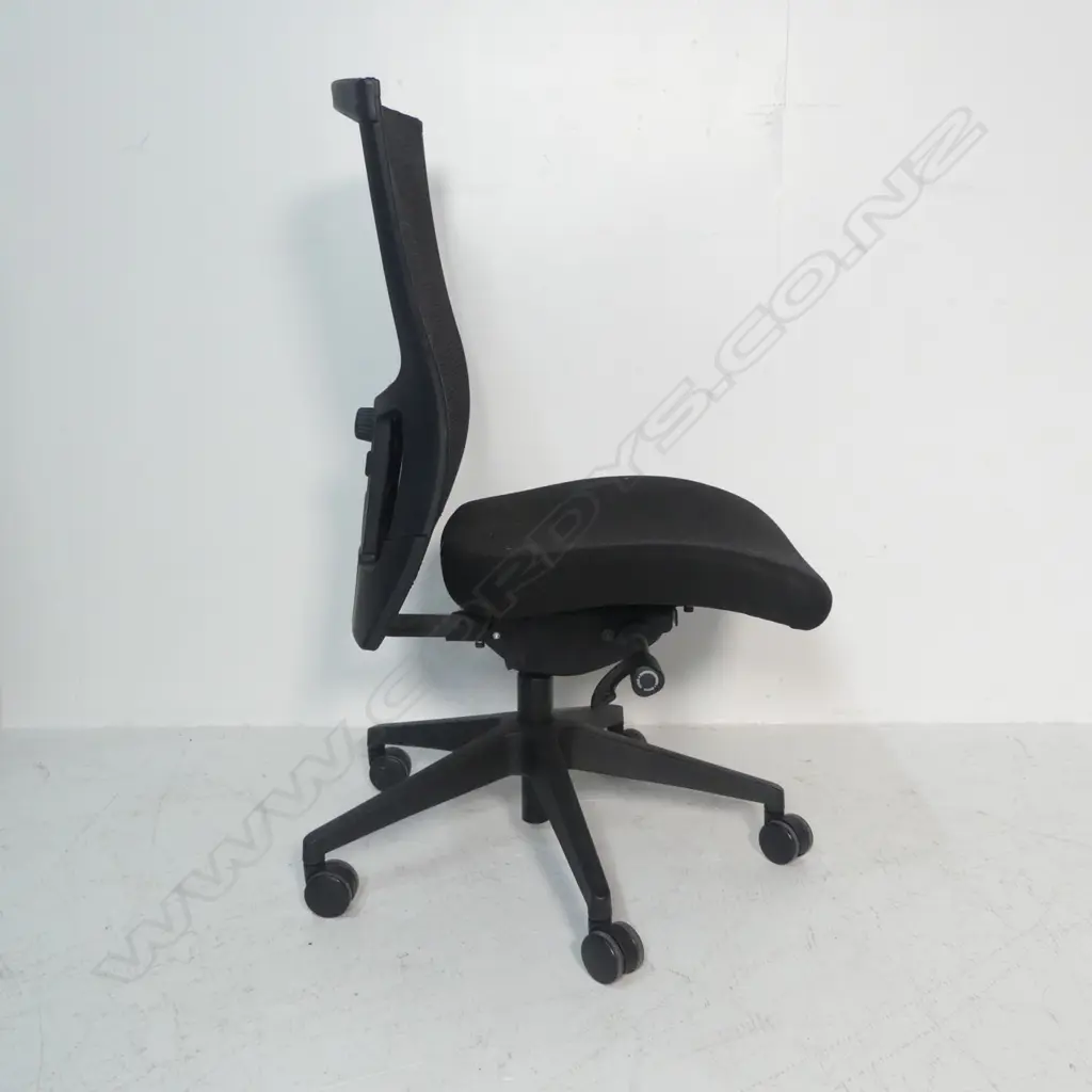 EXECUTIVE OFFICE CHAIR Image 1++
