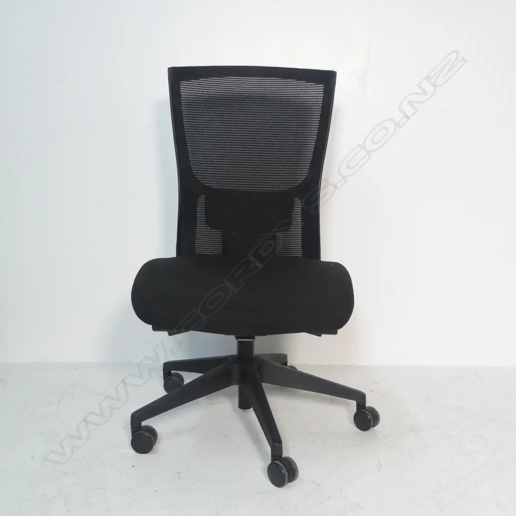 EXECUTIVE OFFICE CHAIR Image 1++