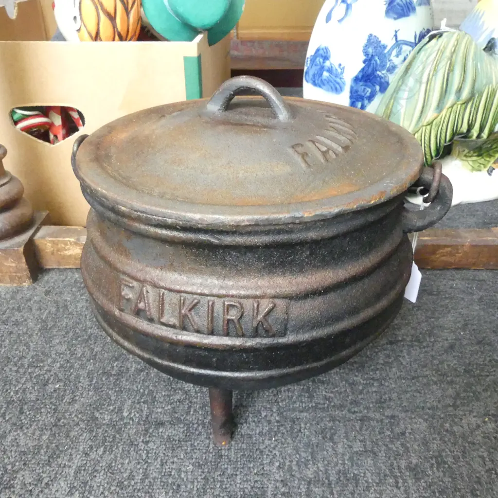 HEAVY CAST IRON 'FALKIRK' CAMP OVEN / COOKING POT H.250mm Image 1++