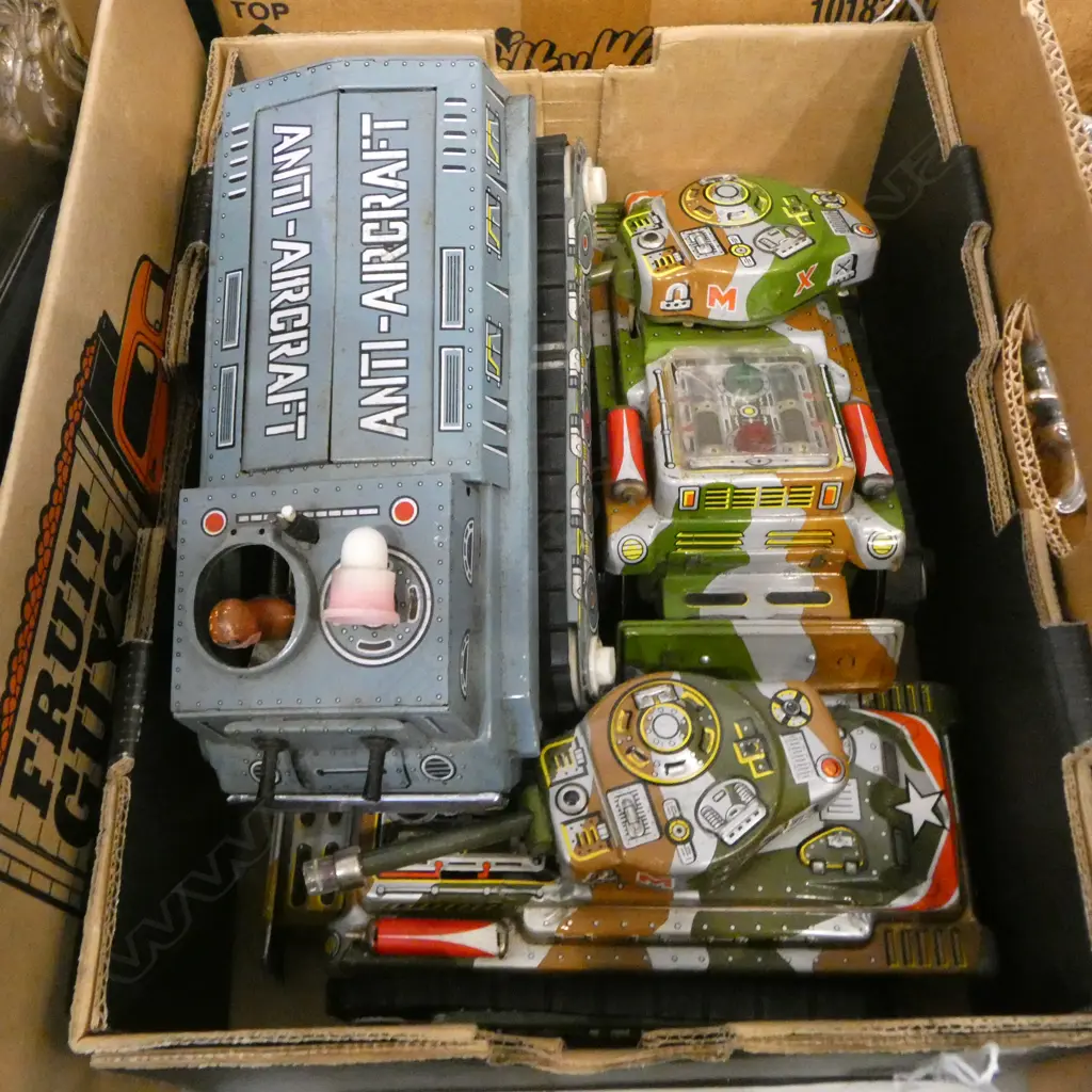 3 TIN TOY TANKS + ANTI AIRCRAFT TOY W.230mm Image 1++